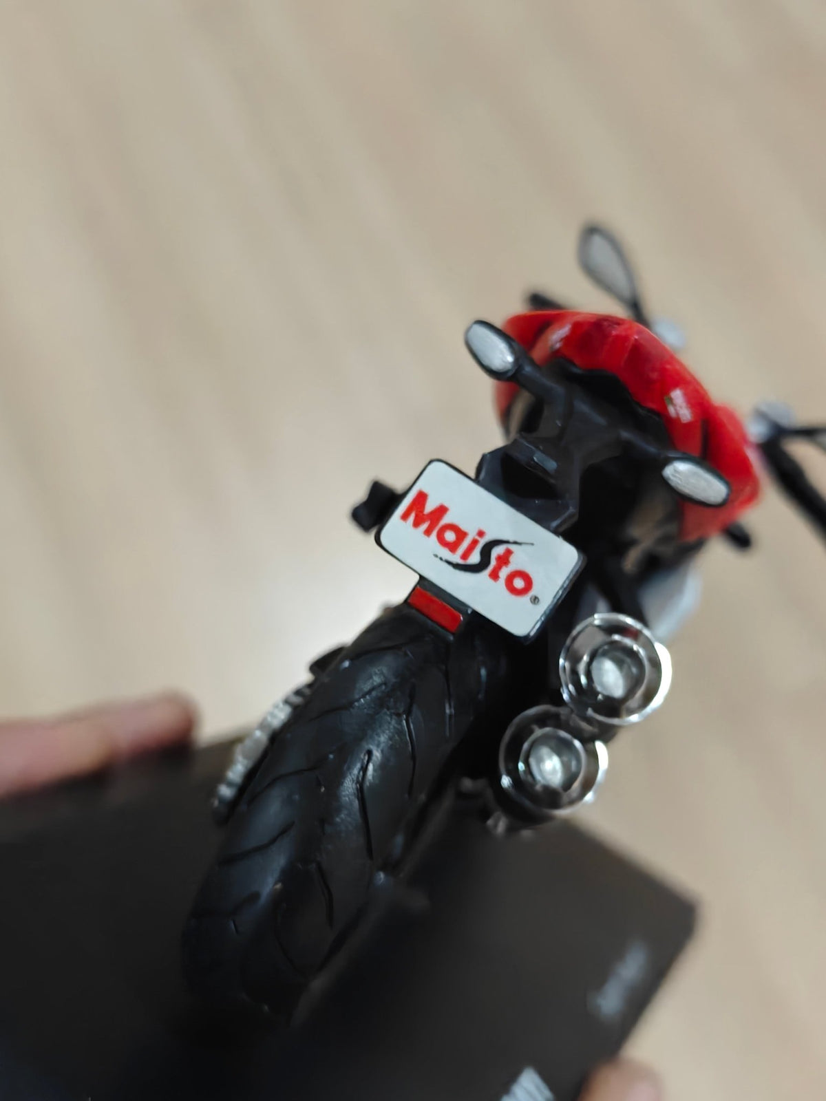 1:12 Maisto Ducati Super Naked S (Unboxed - New) - Kinder Logs
