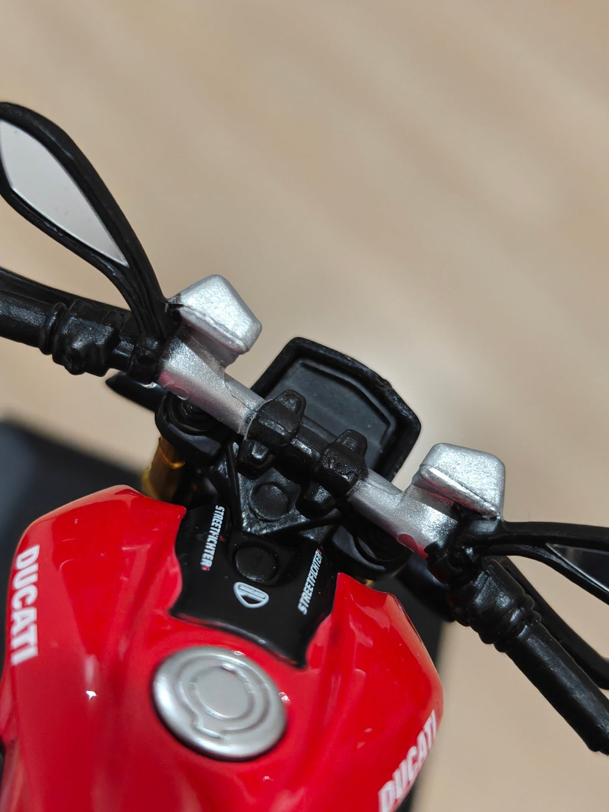 1:12 Maisto Ducati Super Naked S (Unboxed - New) - Kinder Logs