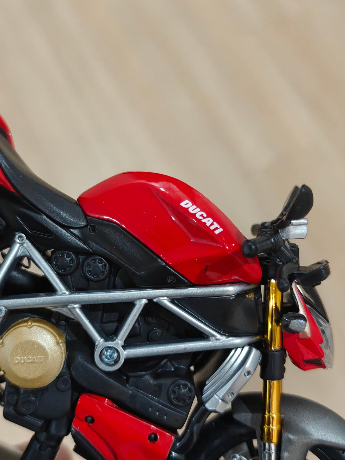 1:12 Maisto Ducati Super Naked S (Unboxed - New) - Kinder Logs