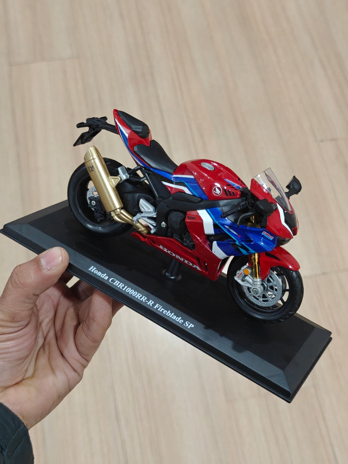 1:12 Maisto Honda CBR1000R - R Fireblade SP (Unboxed - New) - Kinder Logs