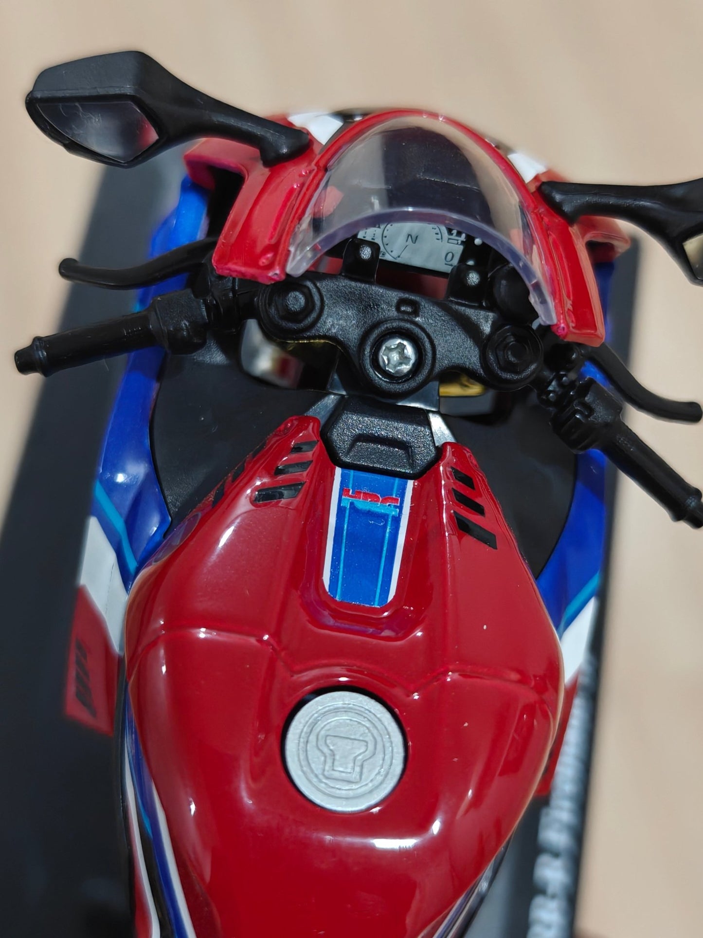 1:12 Maisto Honda CBR1000R - R Fireblade SP (Unboxed - New) - Kinder Logs