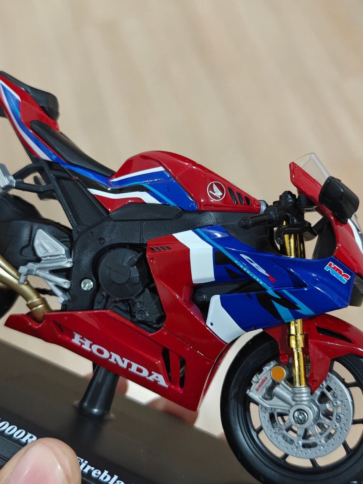 1:12 Maisto Honda CBR1000R - R Fireblade SP (Unboxed - New) - Kinder Logs