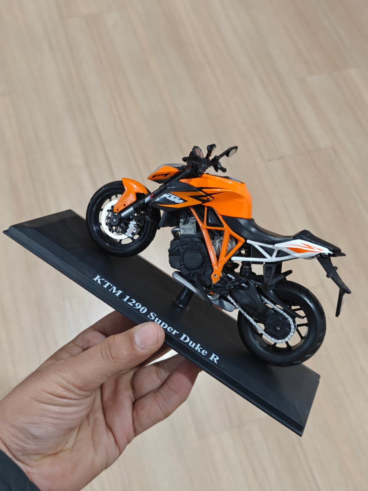 1:12 Maisto KTM 1290 Super Duke R (Unboxed - New) - Kinder Logs
