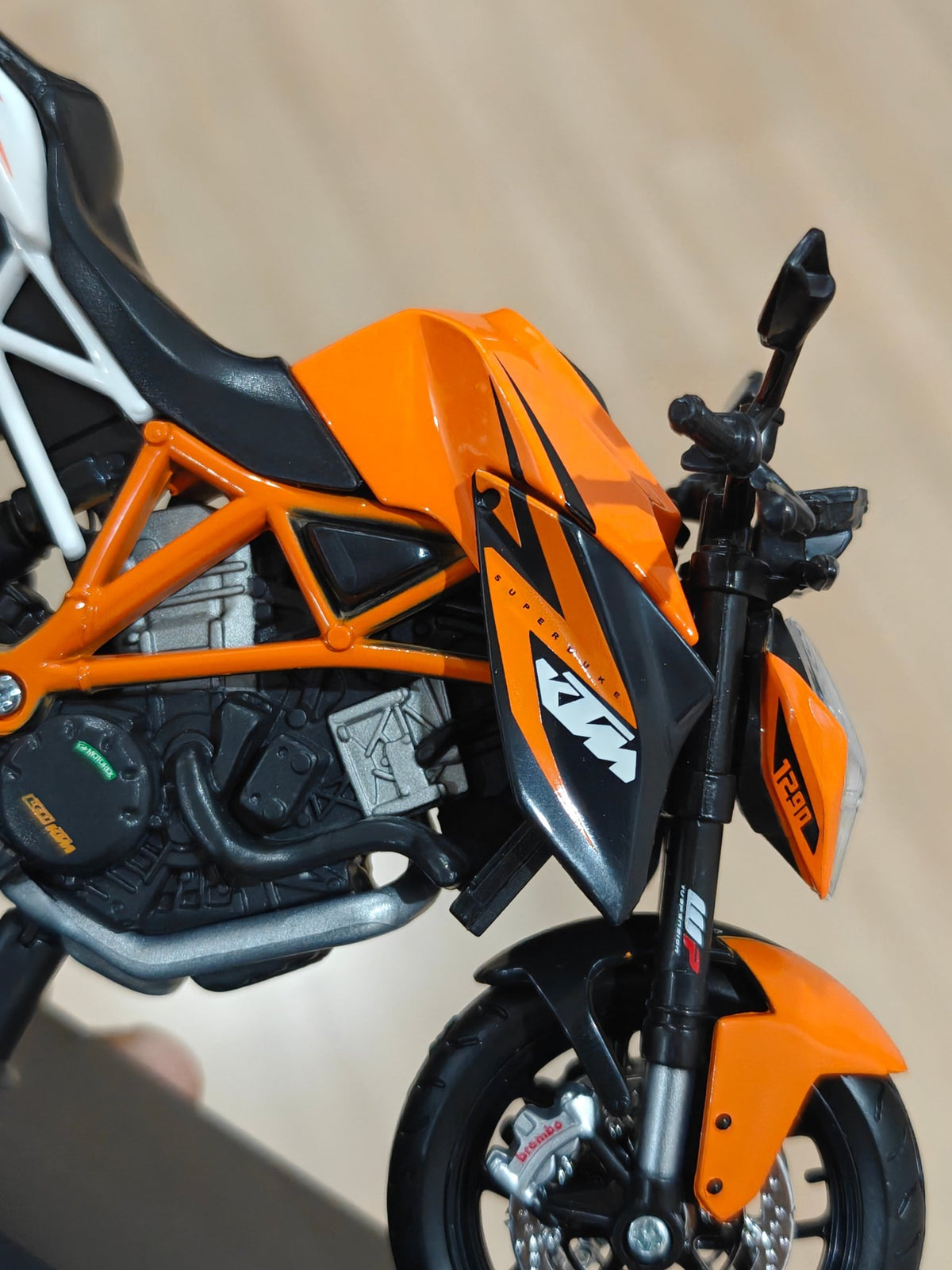 1:12 Maisto KTM 1290 Super Duke R (Unboxed - New) - Kinder Logs