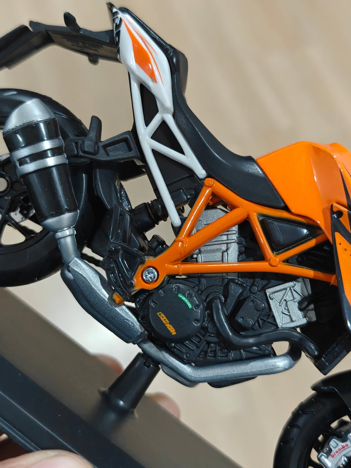 1:12 Maisto KTM 1290 Super Duke R (Unboxed - New) - Kinder Logs