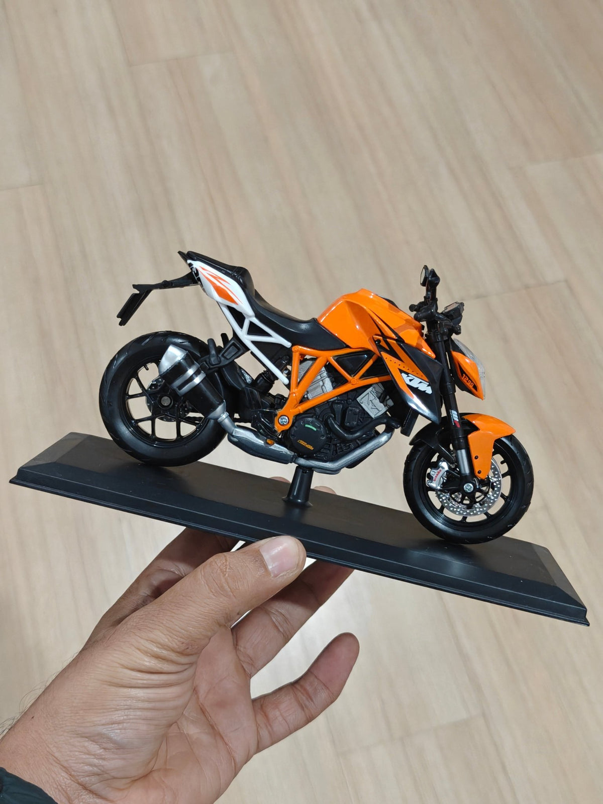 1:12 Maisto KTM 1290 Super Duke R (Unboxed - New) - Kinder Logs