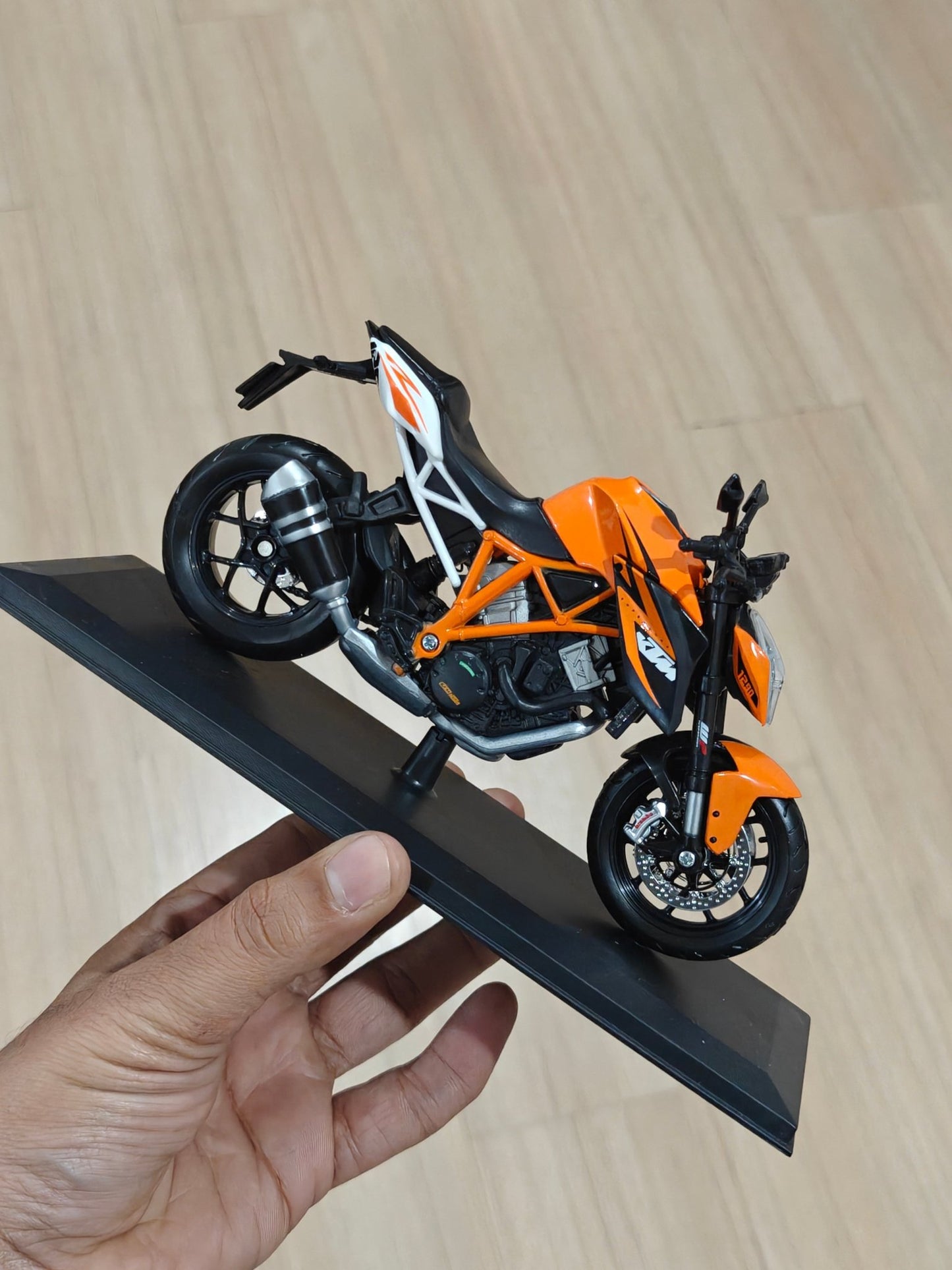 1:12 Maisto KTM 1290 Super Duke R (Unboxed - New) - Kinder Logs