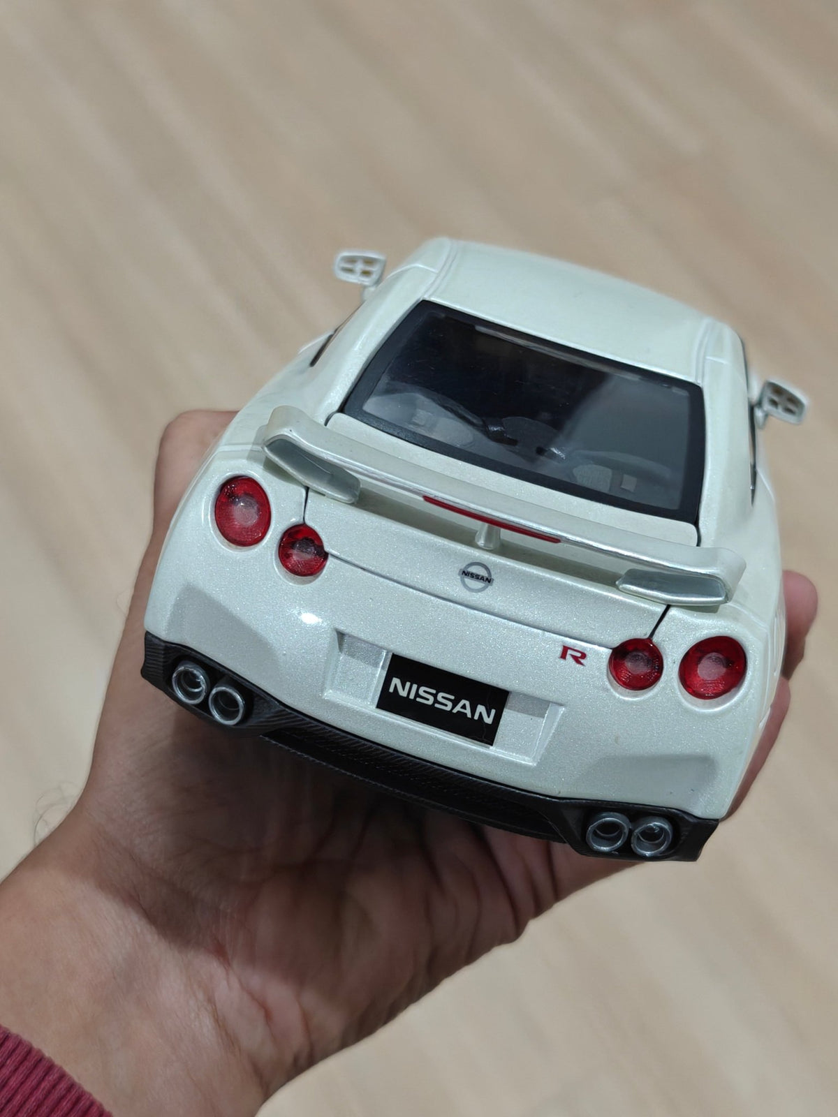 1:18 Bburago 2009 Nissan GT - R (Pre - Owned) - Kinder Logs