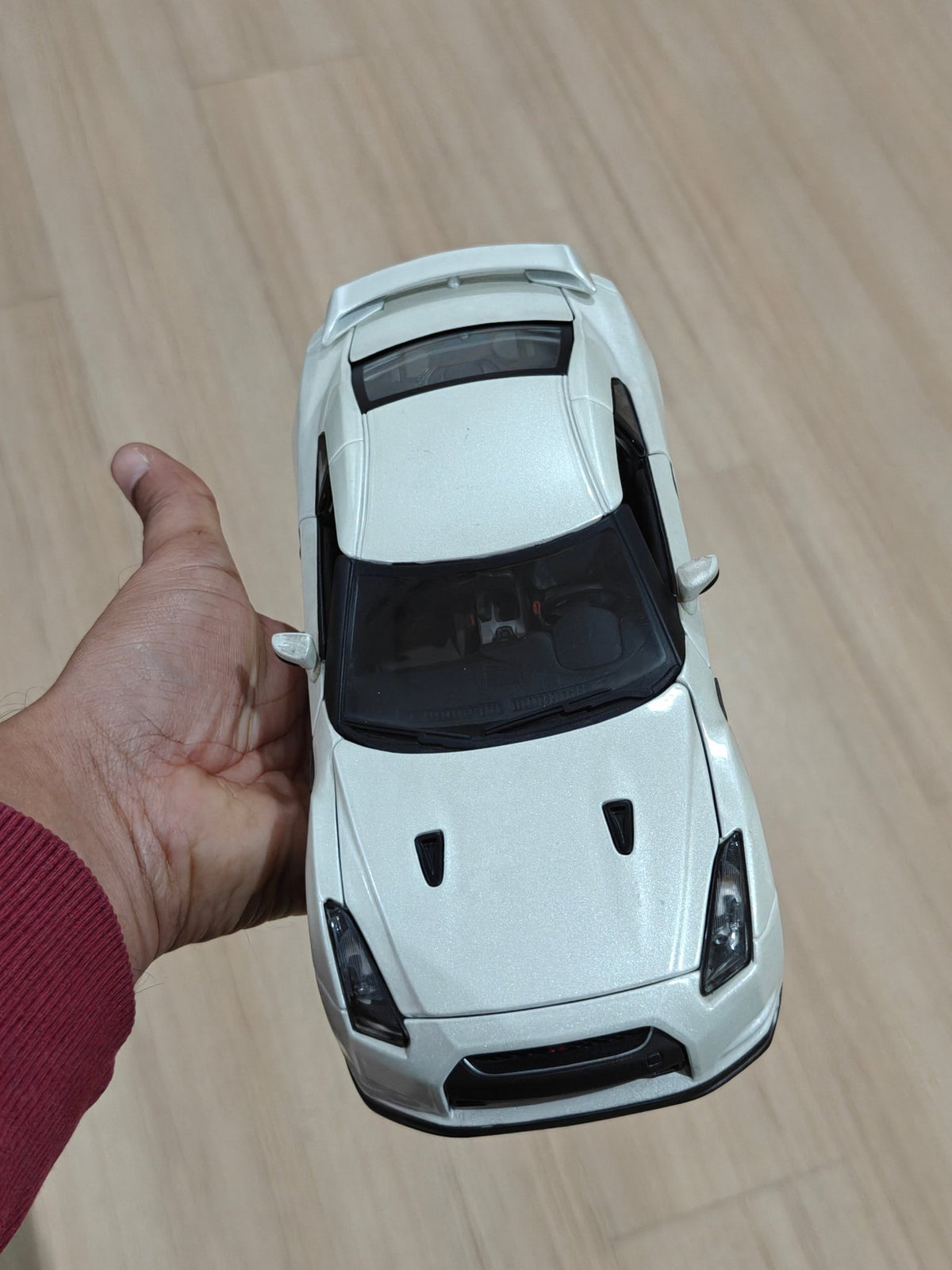 1:18 Bburago 2009 Nissan GT - R (Pre - Owned) - Kinder Logs