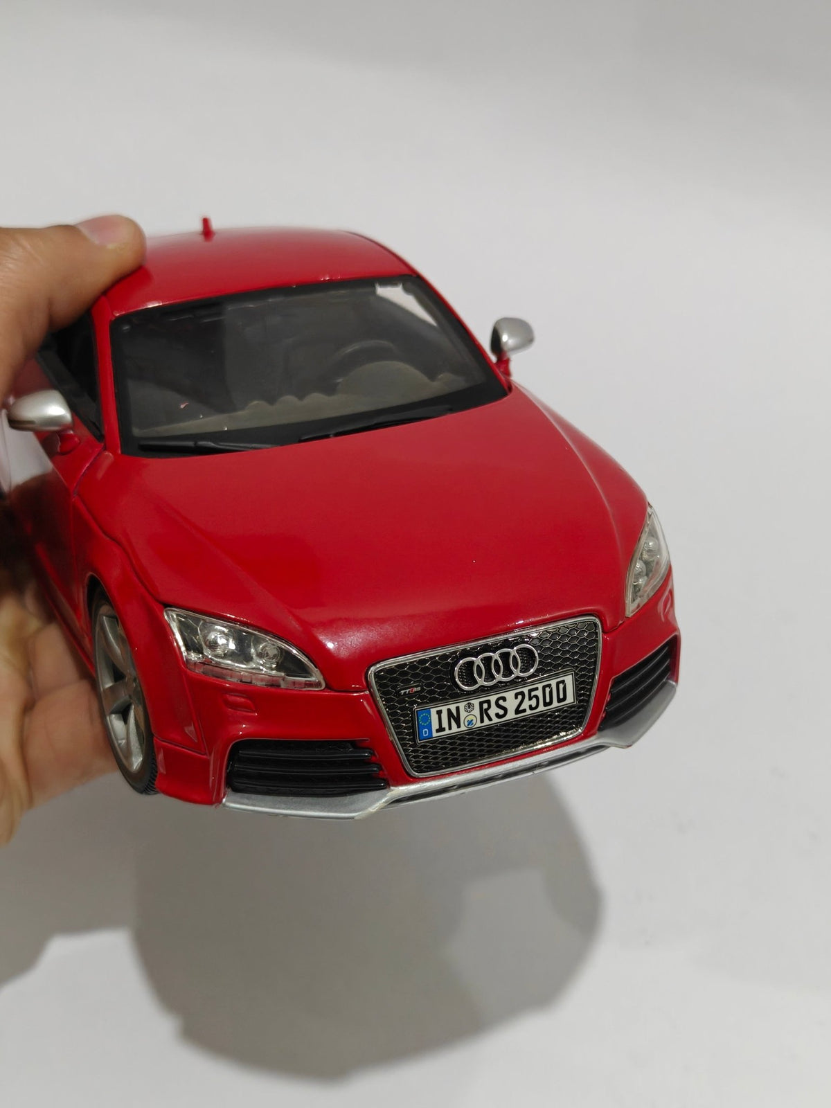 1:18 Bburago Audi TT RS (Pre - Owned) - Kinder Logs