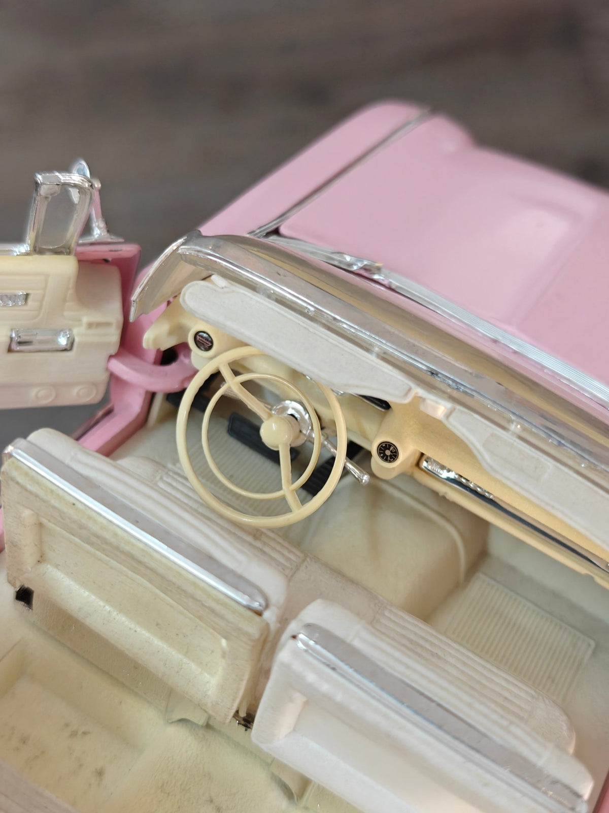 1:18 Maisto 1959 Cadillac Eldorado Biarritz Convertible (Pre - Owned) - Kinder Logs