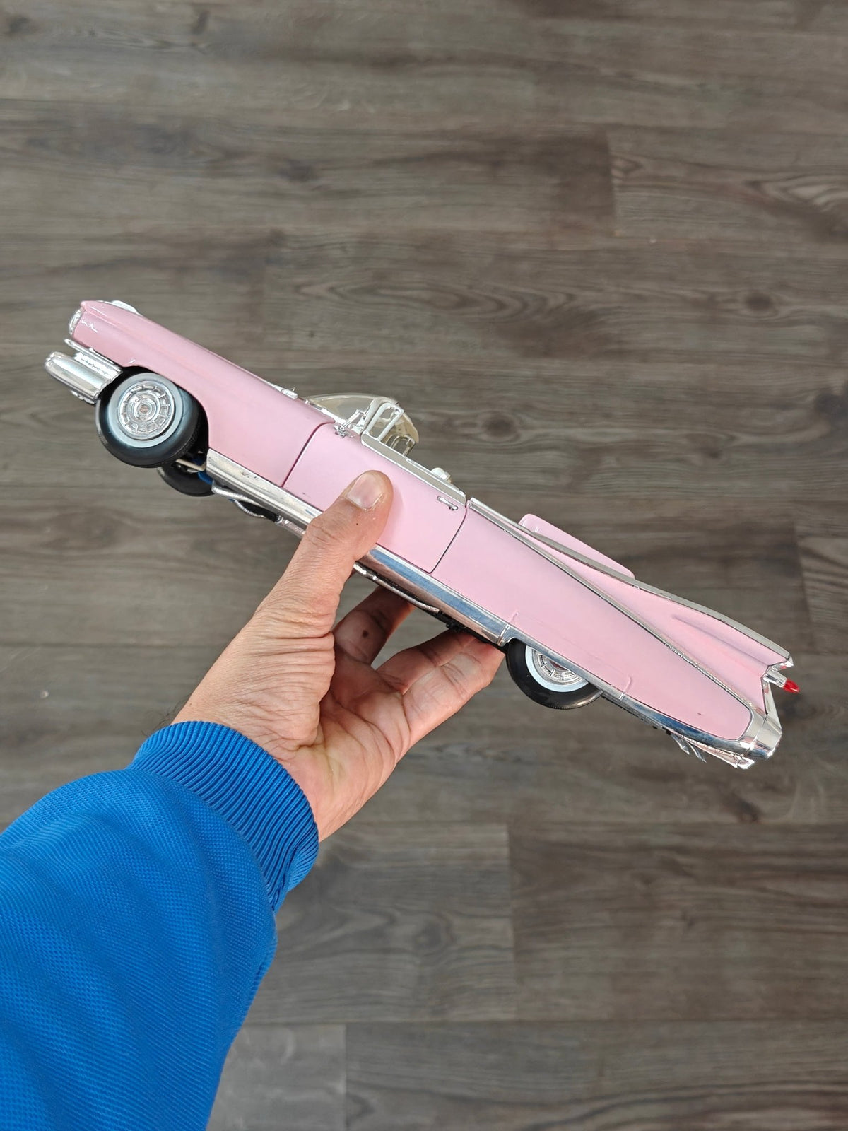 1:18 Maisto 1959 Cadillac Eldorado Biarritz Convertible (Pre - Owned) - Kinder Logs