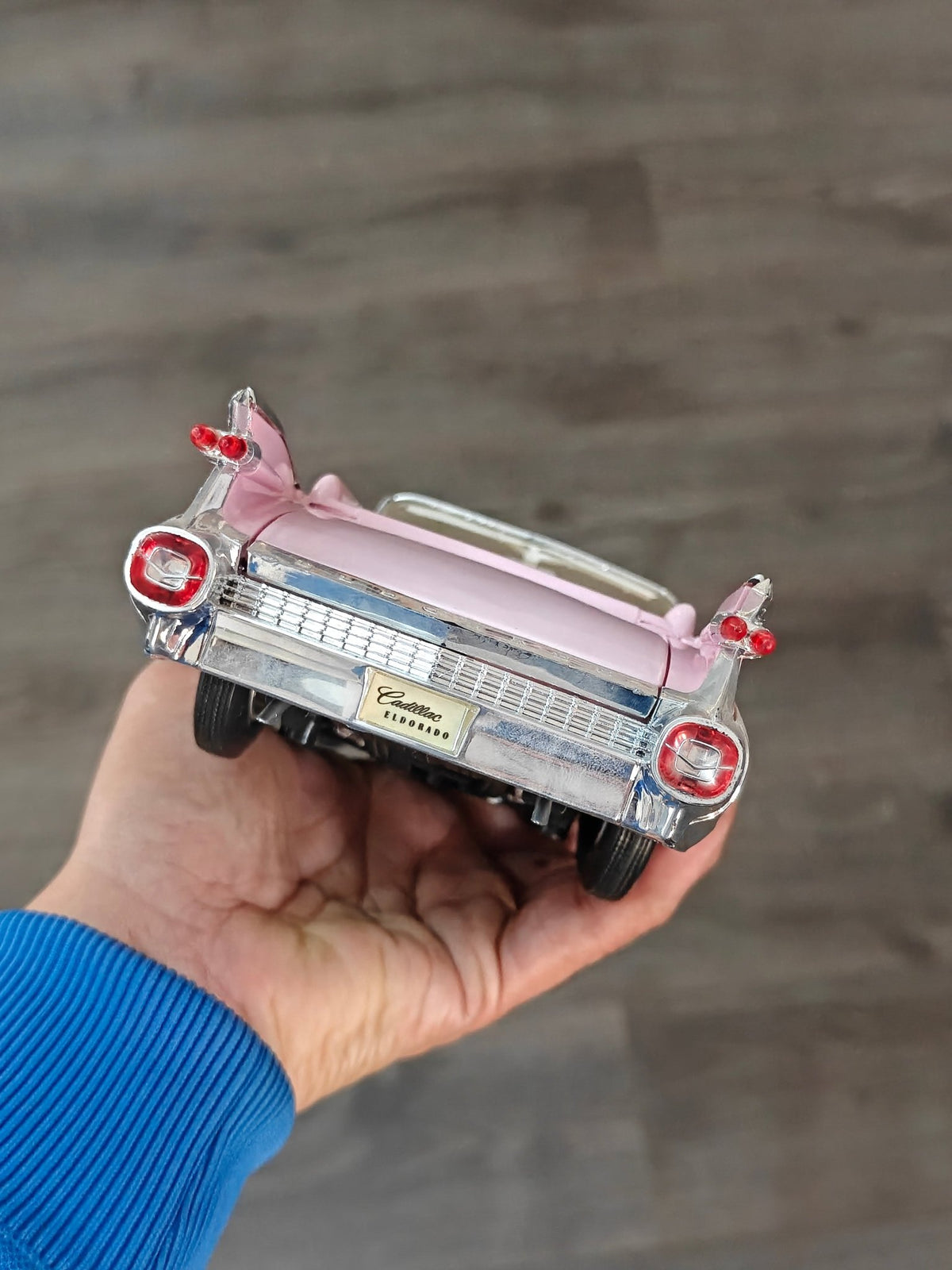 1:18 Maisto 1959 Cadillac Eldorado Biarritz Convertible (Pre - Owned) - Kinder Logs