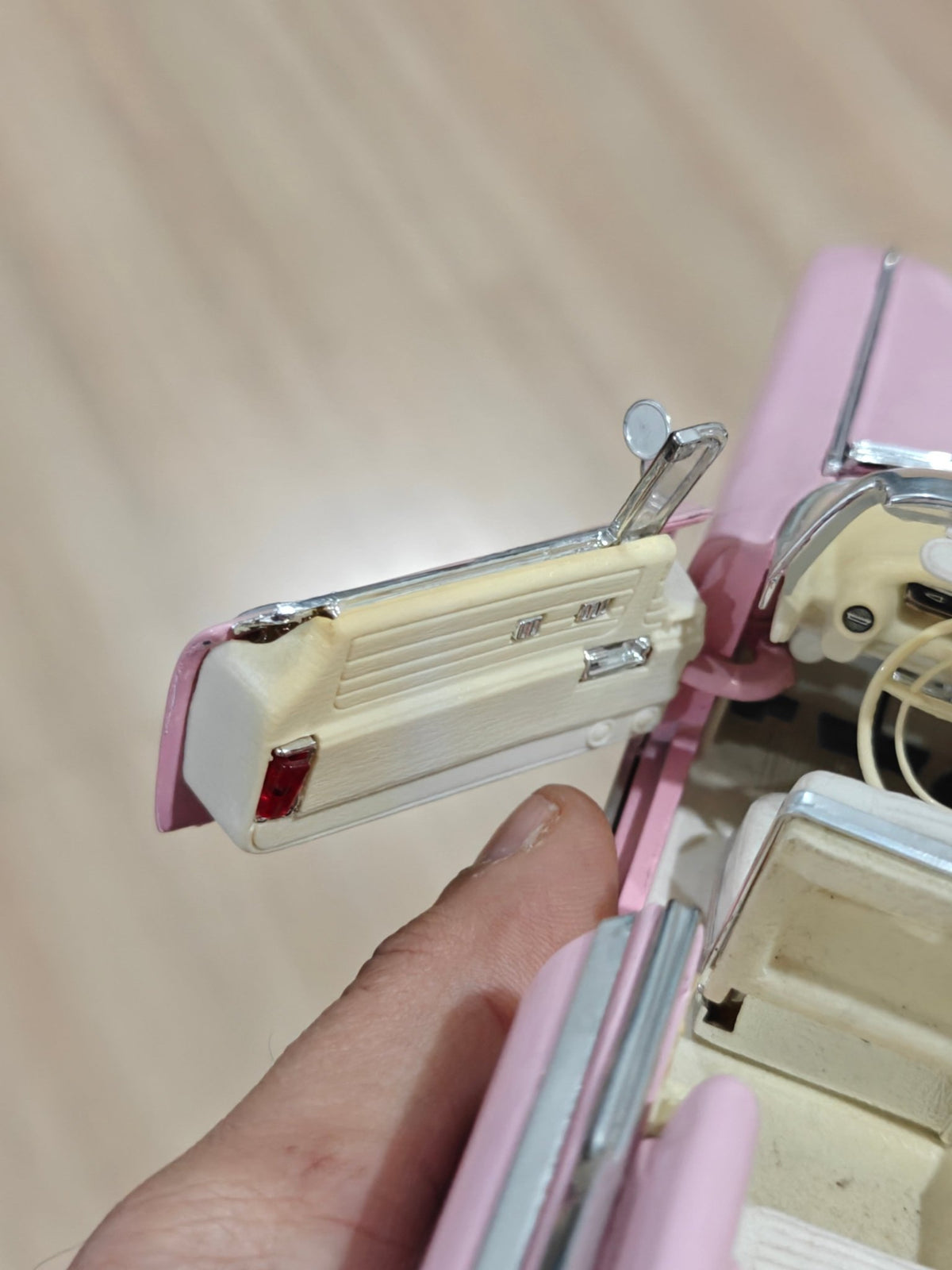 1:18 Maisto 1959 Cadillac Eldorado Biarritz Convertible (Pre - Owned) - Kinder Logs