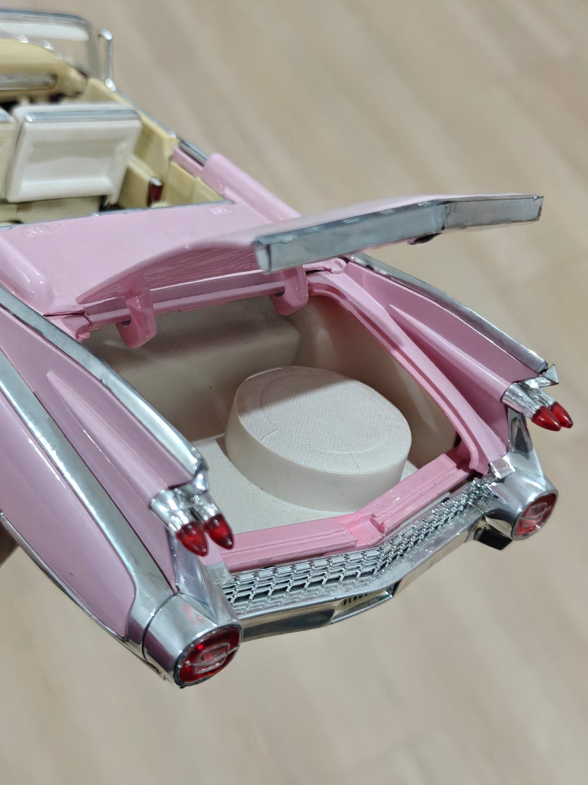 1:18 Maisto 1959 Cadillac Eldorado Biarritz Convertible (Pre - Owned) - Kinder Logs