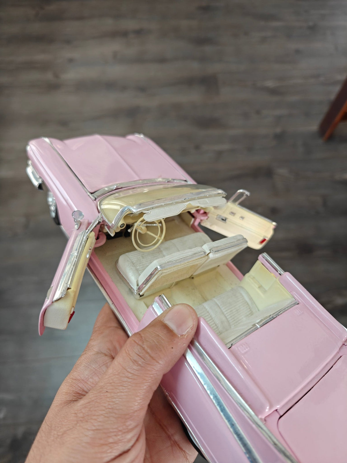 1:18 Maisto 1959 Cadillac Eldorado Biarritz Convertible (Pre - Owned) - Kinder Logs