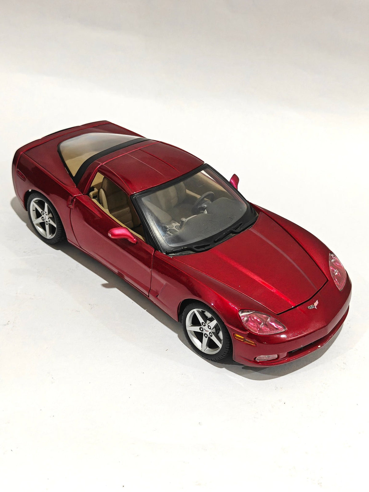 1:18 Maisto 2005 Chevrolet Corvette (Pre - Owned) - Kinder Logs