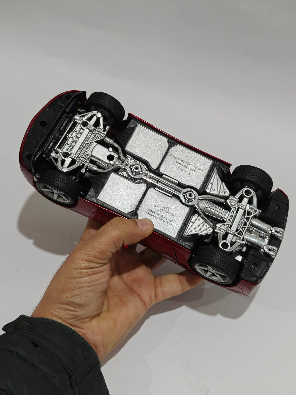 1:18 Maisto 2005 Chevrolet Corvette (Pre - Owned) - Kinder Logs