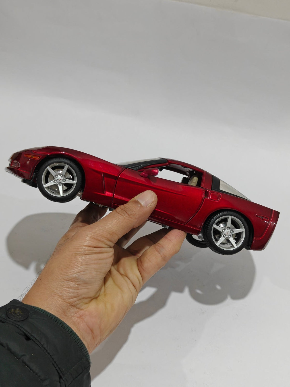 1:18 Maisto 2005 Chevrolet Corvette (Pre - Owned) - Kinder Logs