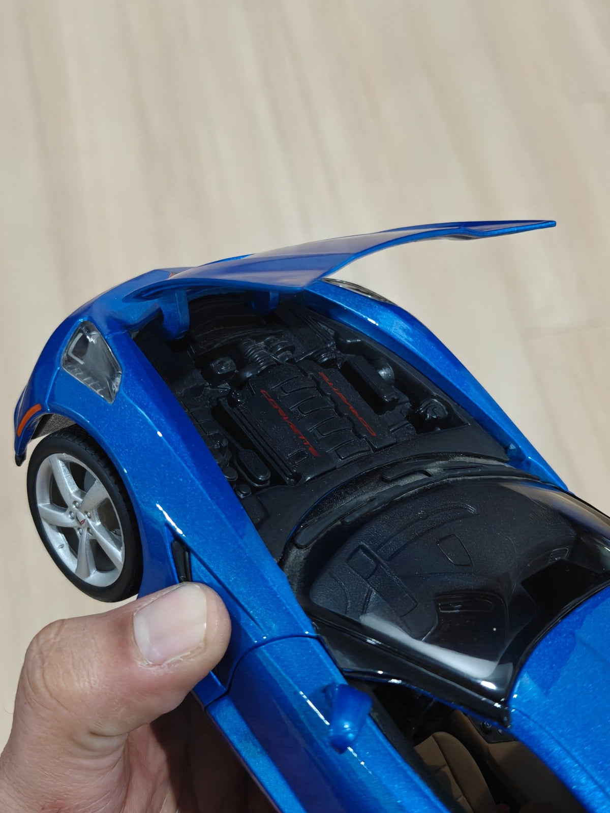 1:18 Maisto 2014 Corvette Stingray (Pre - Owned) - Kinder Logs