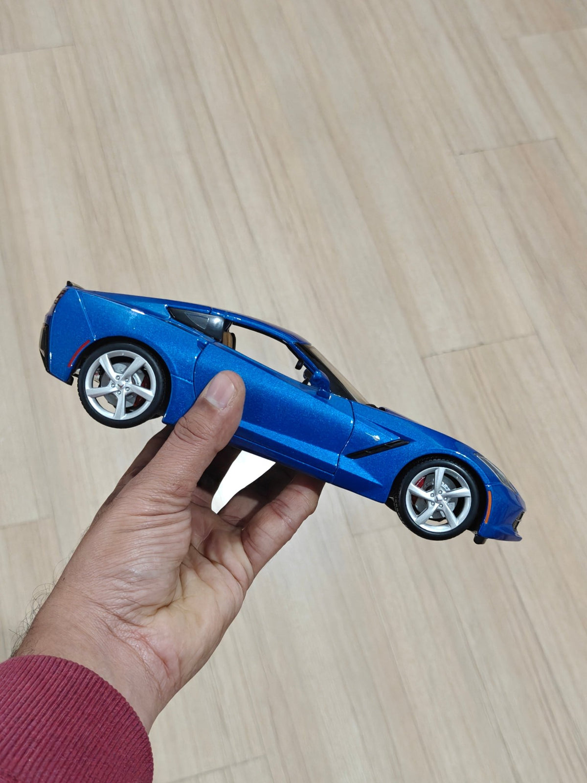 1:18 Maisto 2014 Corvette Stingray (Pre - Owned) - Kinder Logs