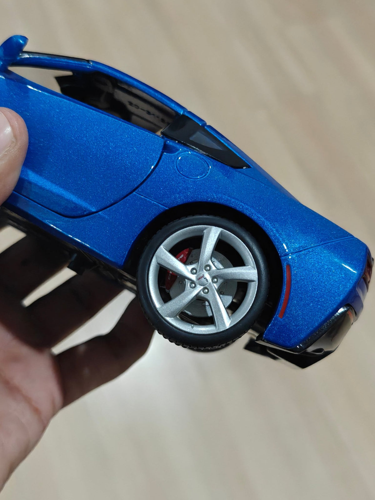 1:18 Maisto 2014 Corvette Stingray (Pre - Owned) - Kinder Logs
