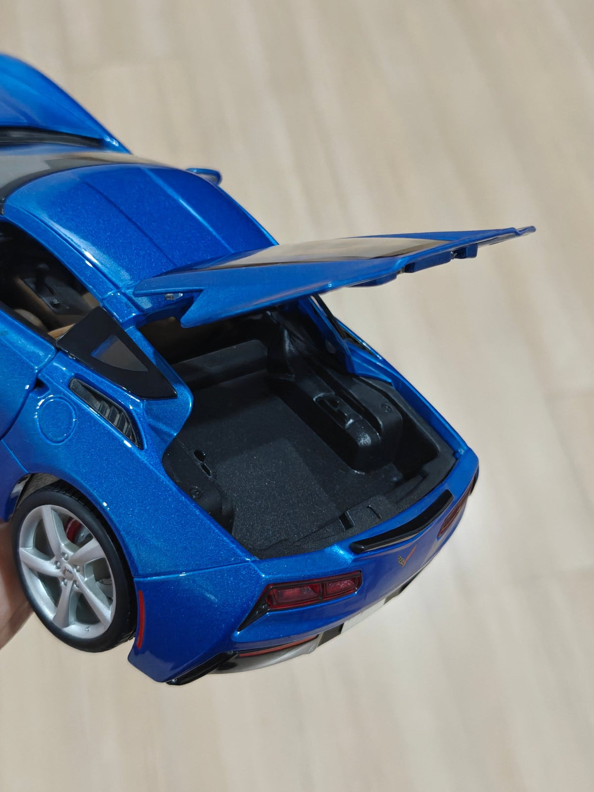 1:18 Maisto 2014 Corvette Stingray (Pre - Owned) - Kinder Logs