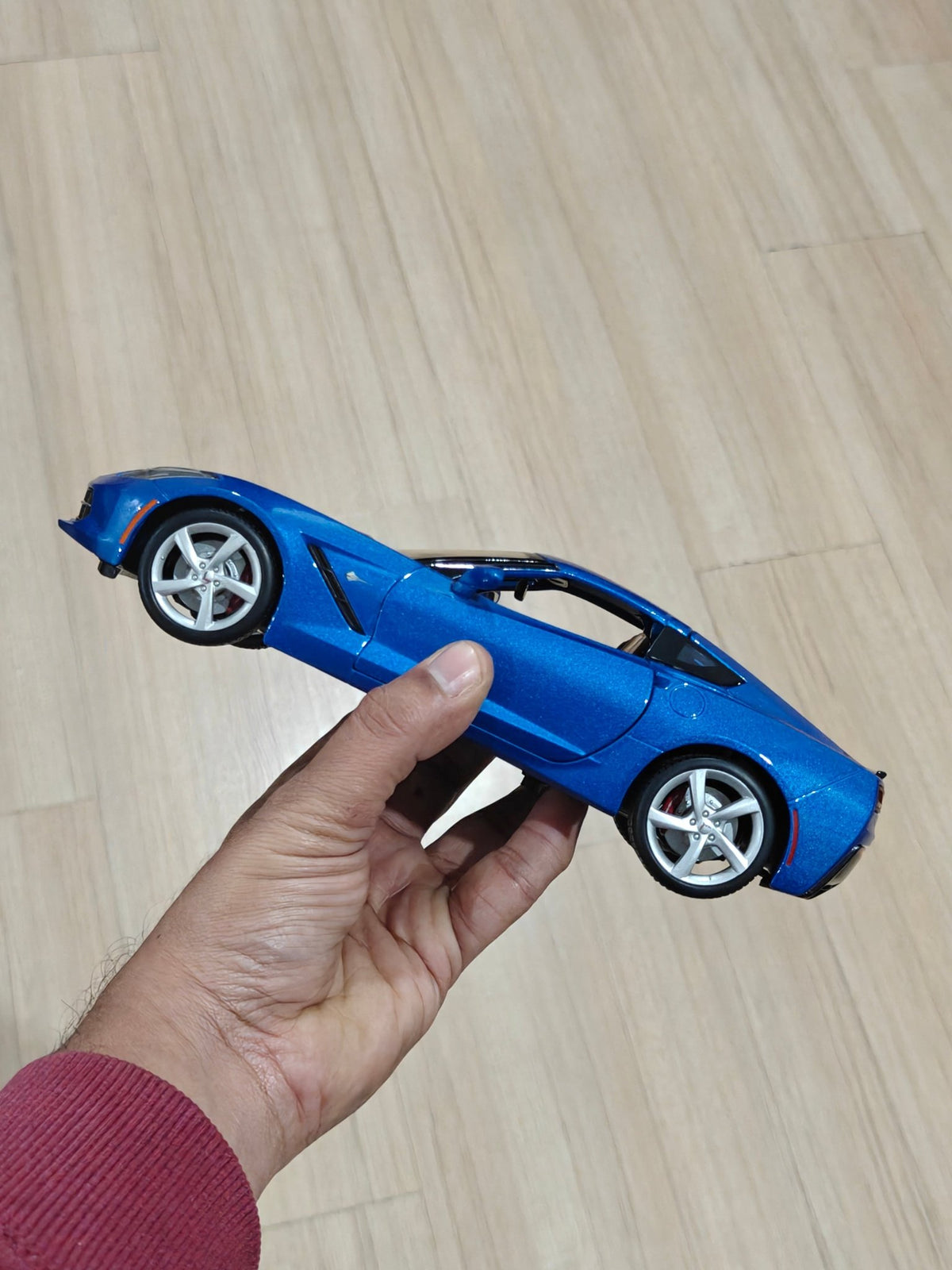 1:18 Maisto 2014 Corvette Stingray (Pre - Owned) - Kinder Logs