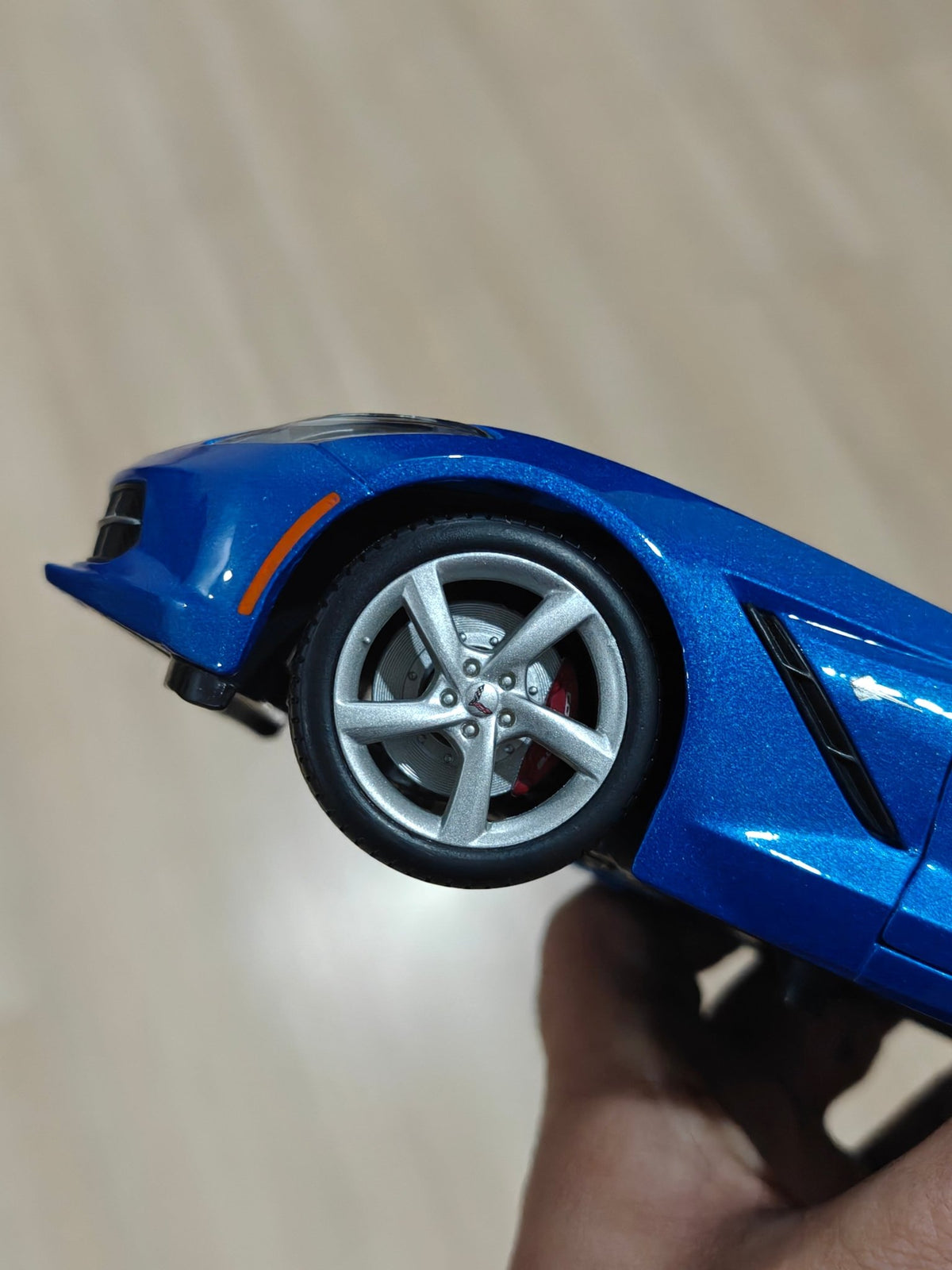 1:18 Maisto 2014 Corvette Stingray (Pre - Owned) - Kinder Logs