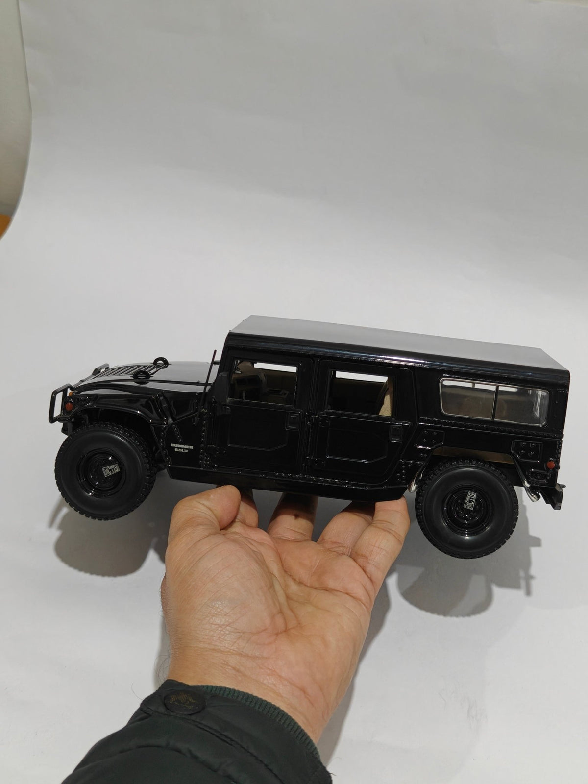 1:18 Maisto Hummer H1 (Pre - Owned) - Kinder Logs