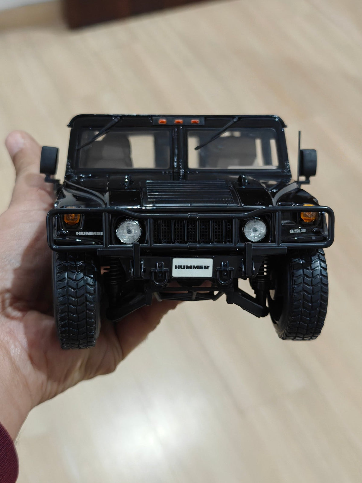 1:18 Maisto Hummer H1 (Pre - Owned) - Kinder Logs