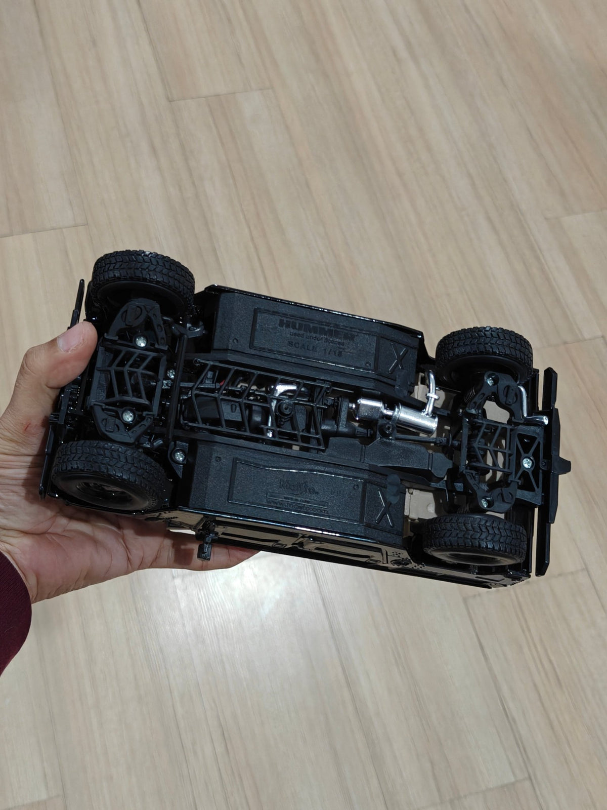 1:18 Maisto Hummer H1 (Pre - Owned) - Kinder Logs