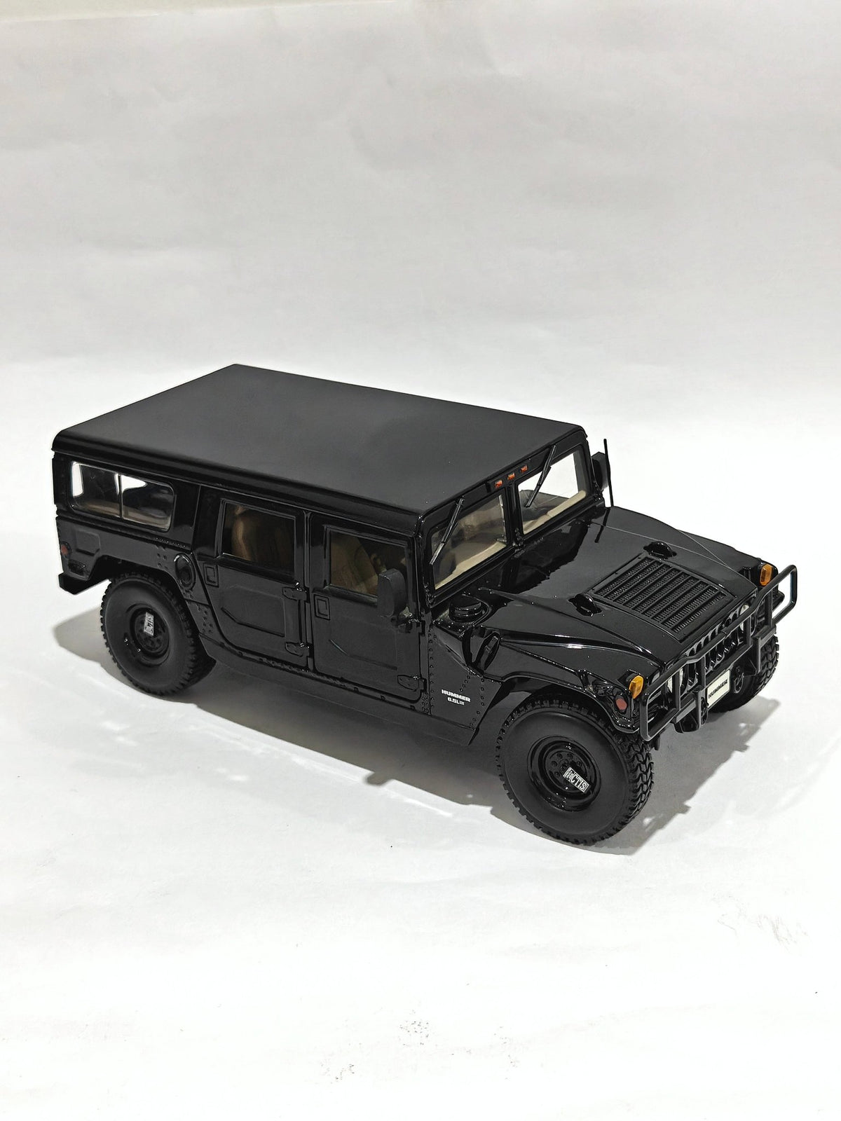 1:18 Maisto Hummer H1 (Pre - Owned) - Kinder Logs