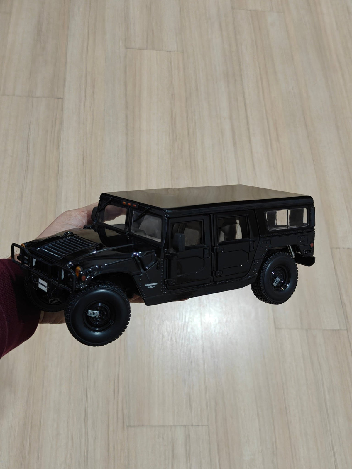 1:18 Maisto Hummer H1 (Pre - Owned) - Kinder Logs