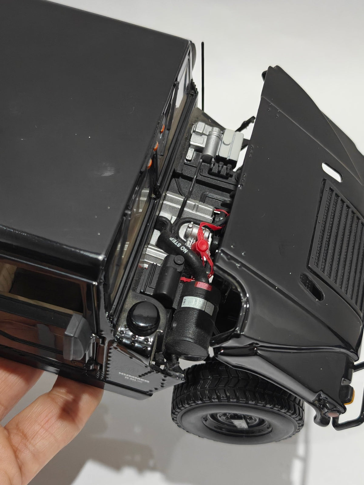 1:18 Maisto Hummer H1 (Pre - Owned) - Kinder Logs