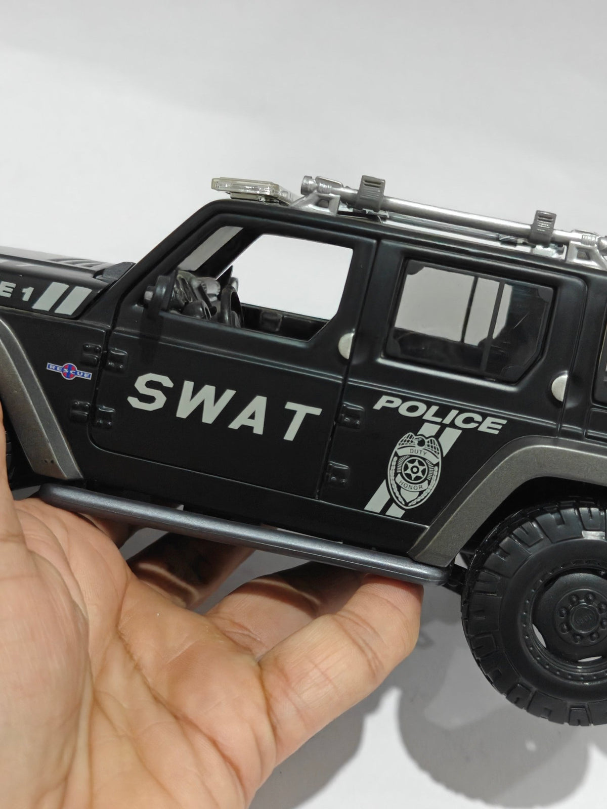 1:18 Maisto Jeep Rescue SWAT Edition (Pre - Owned) - Kinder Logs