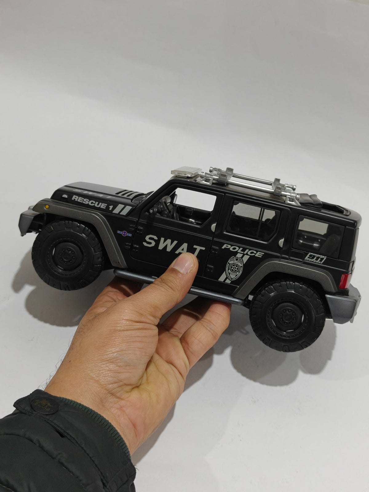 1:18 Maisto Jeep Rescue SWAT Edition (Pre - Owned) - Kinder Logs