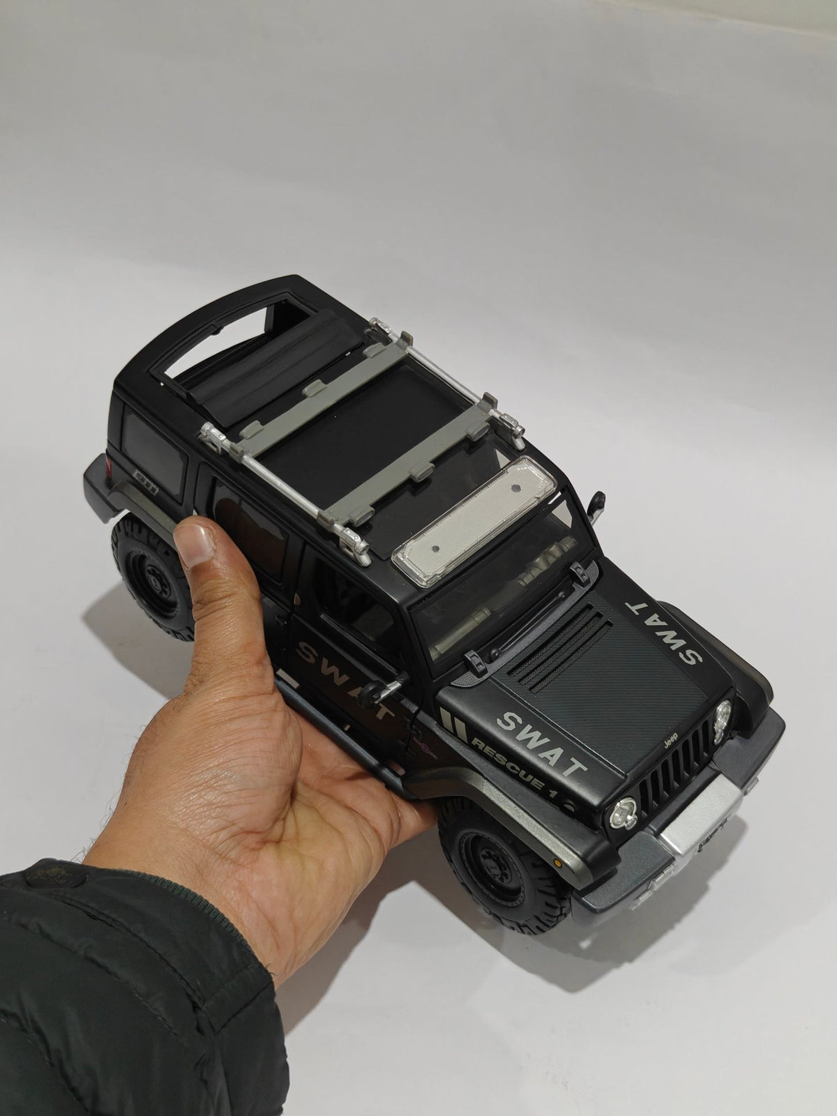 1:18 Maisto Jeep Rescue SWAT Edition (Pre - Owned) - Kinder Logs