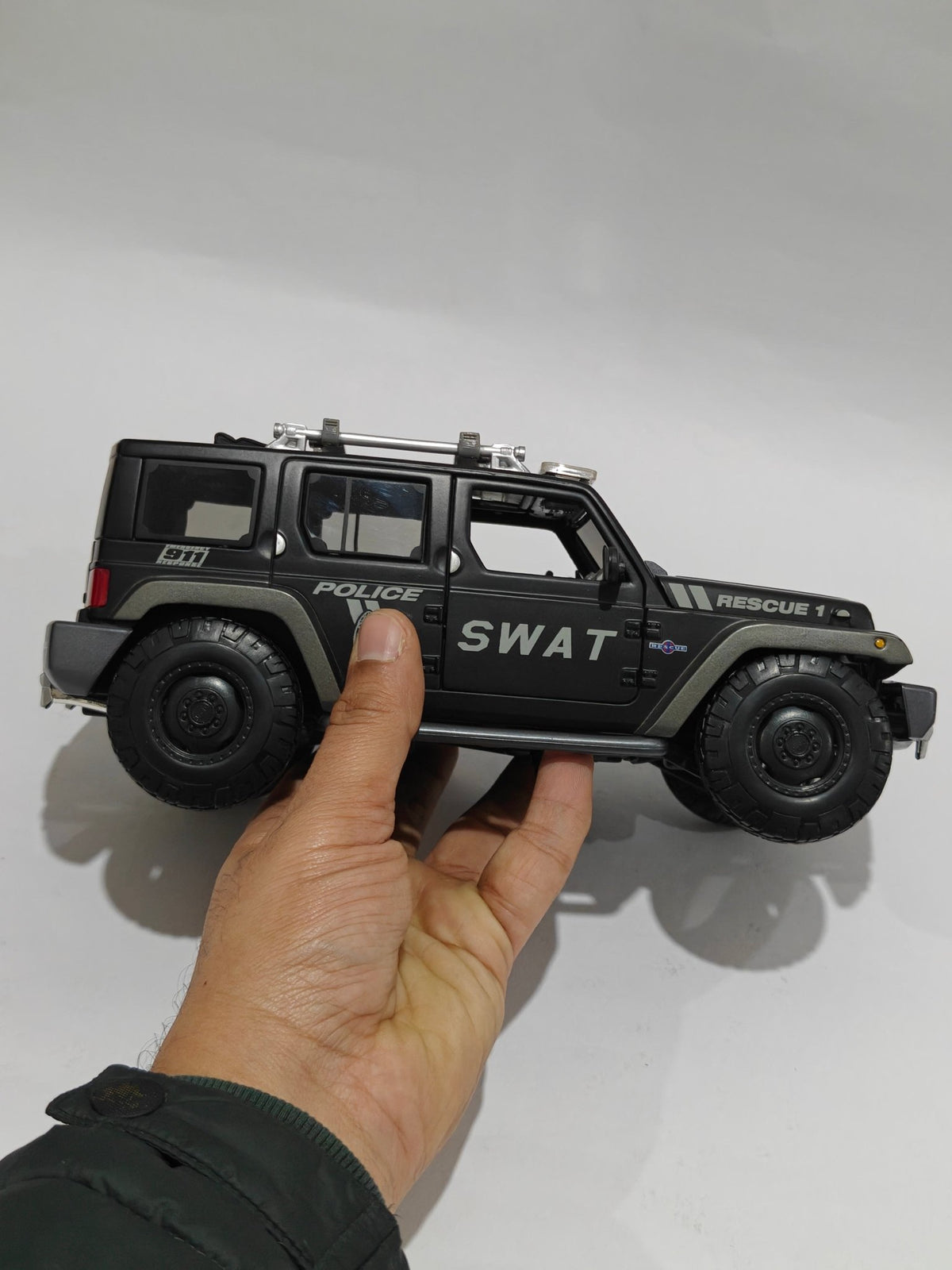 1:18 Maisto Jeep Rescue SWAT Edition (Pre - Owned) - Kinder Logs