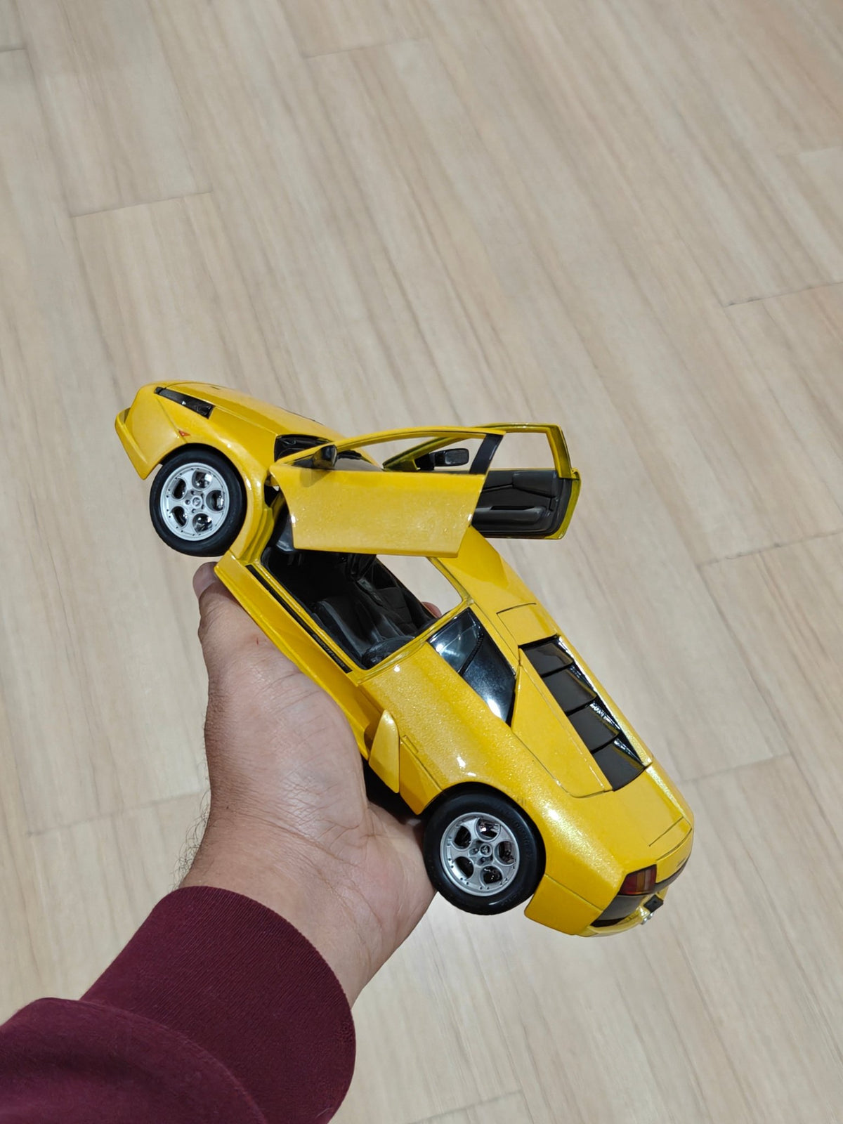 1:18 Maisto Lamborghini Murcielago - Yellow Color (Pre - Owned) - Kinder Logs