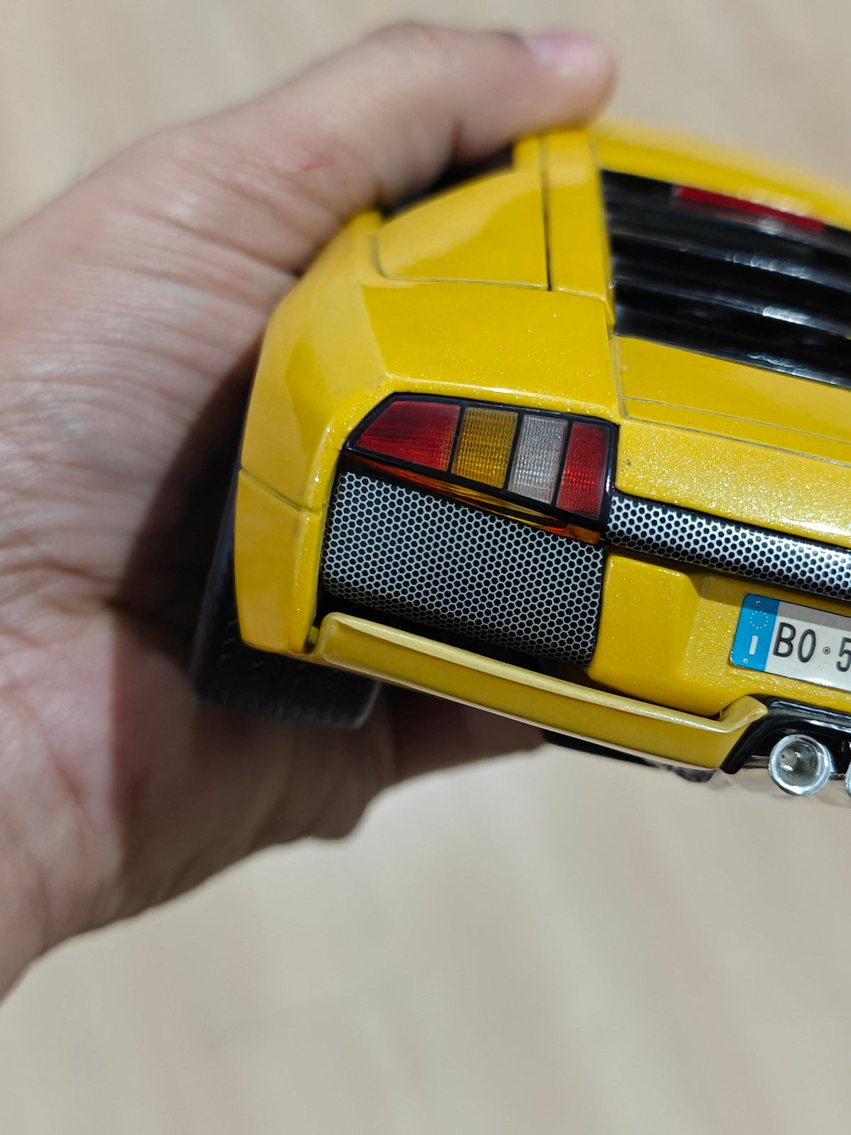 1:18 Maisto Lamborghini Murcielago - Yellow Color (Pre - Owned) - Kinder Logs