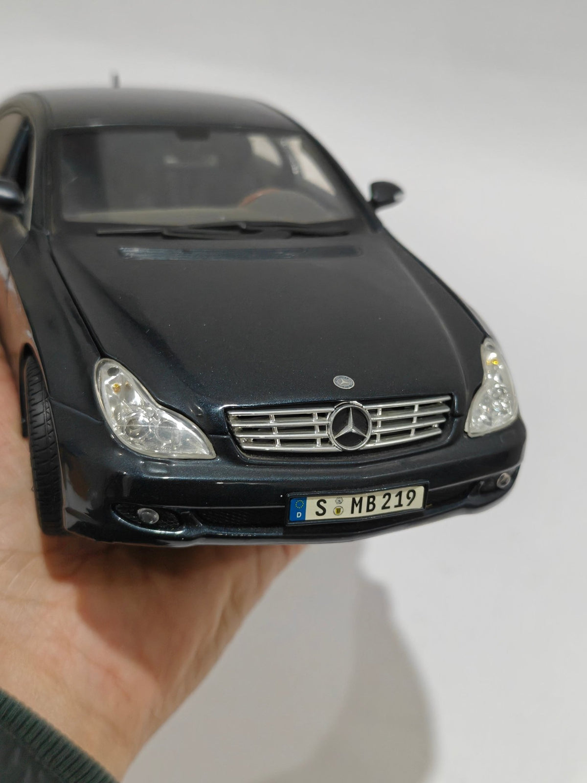 1:18 Maisto Mercedes - Benz CLS (Pre - Owned) - Kinder Logs