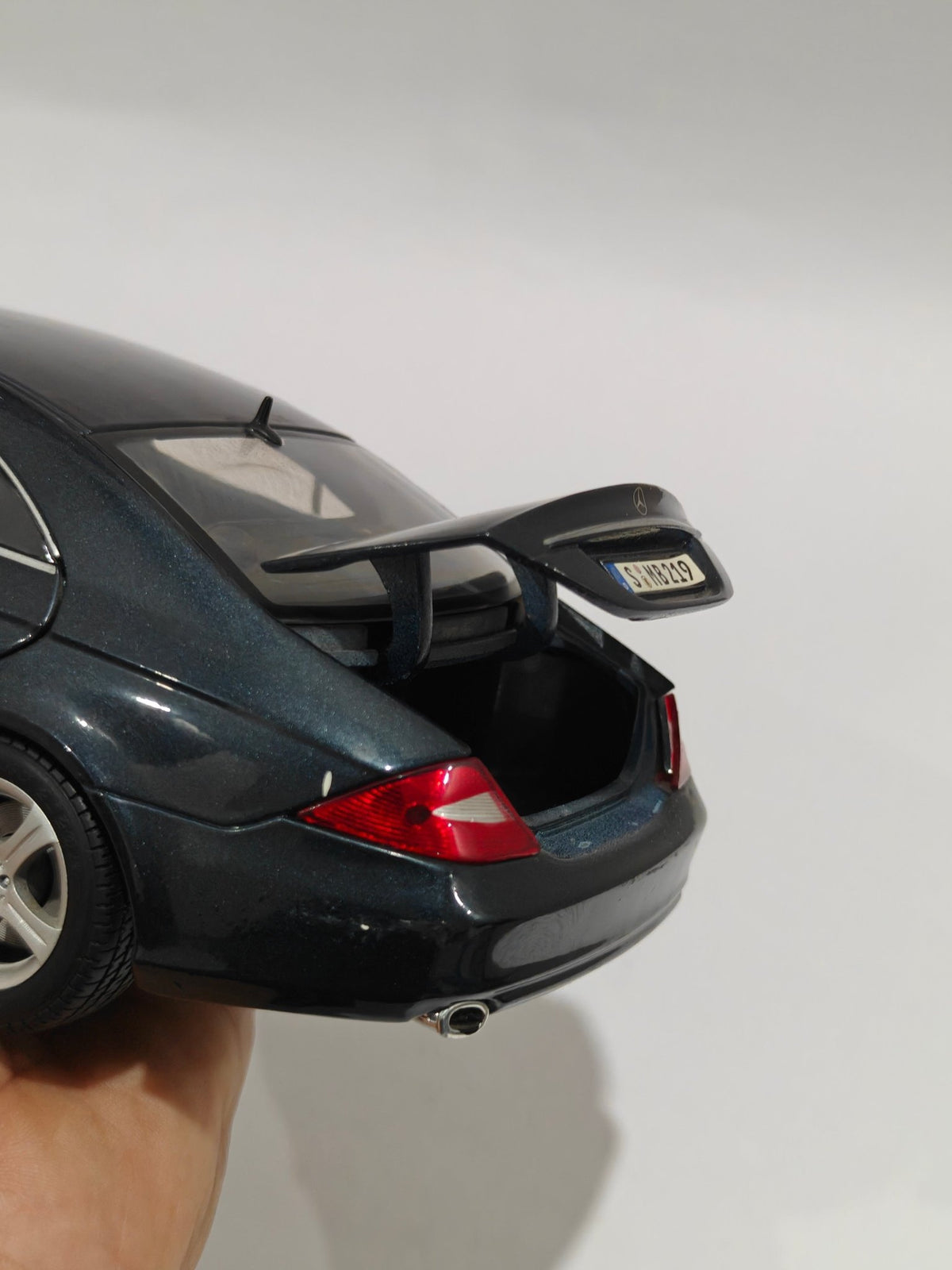 1:18 Maisto Mercedes - Benz CLS (Pre - Owned) - Kinder Logs