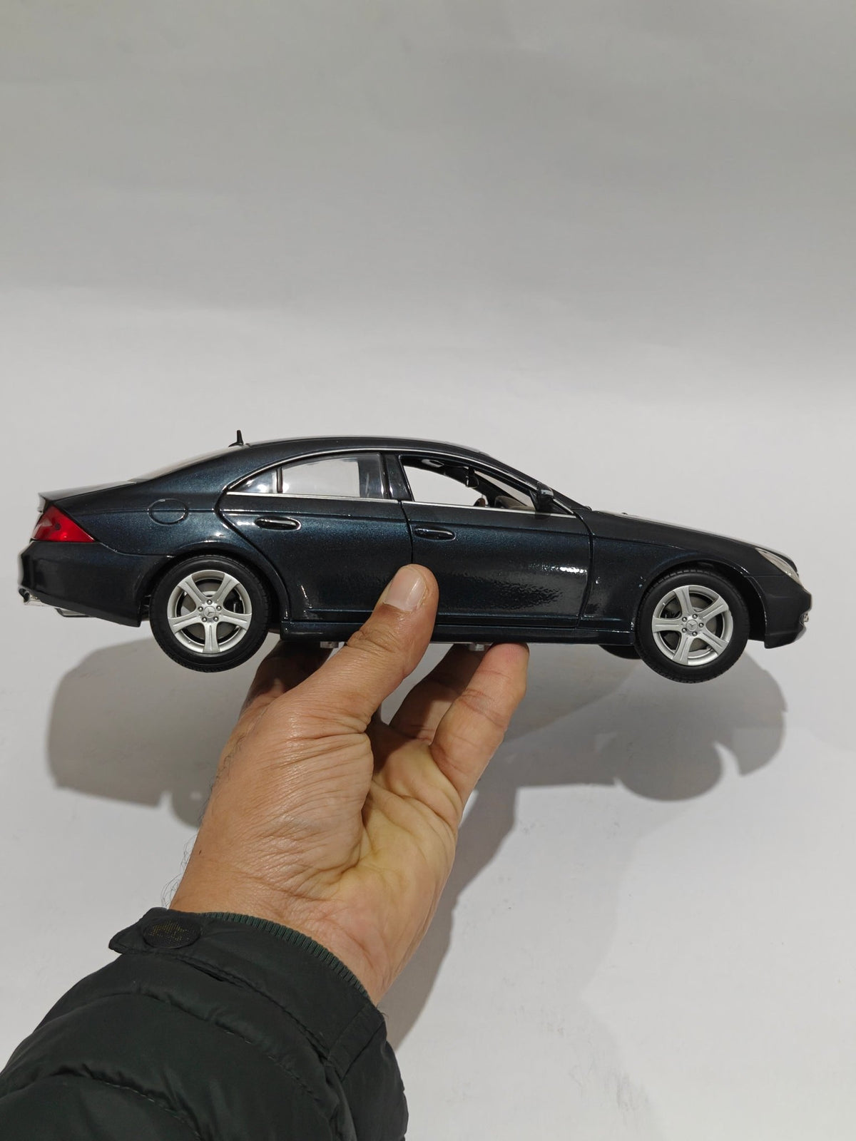 1:18 Maisto Mercedes - Benz CLS (Pre - Owned) - Kinder Logs