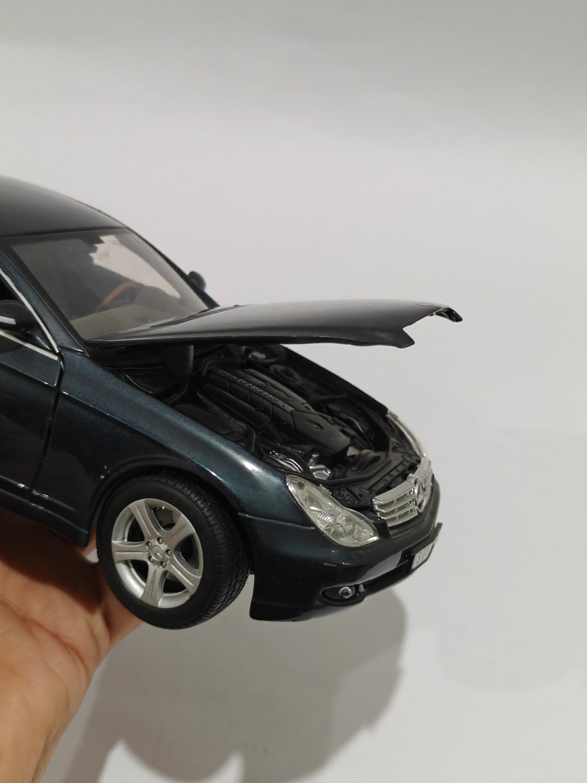 1:18 Maisto Mercedes - Benz CLS (Pre - Owned) - Kinder Logs