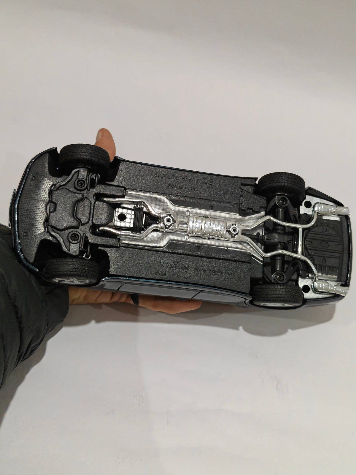 1:18 Maisto Mercedes - Benz CLS (Pre - Owned) - Kinder Logs