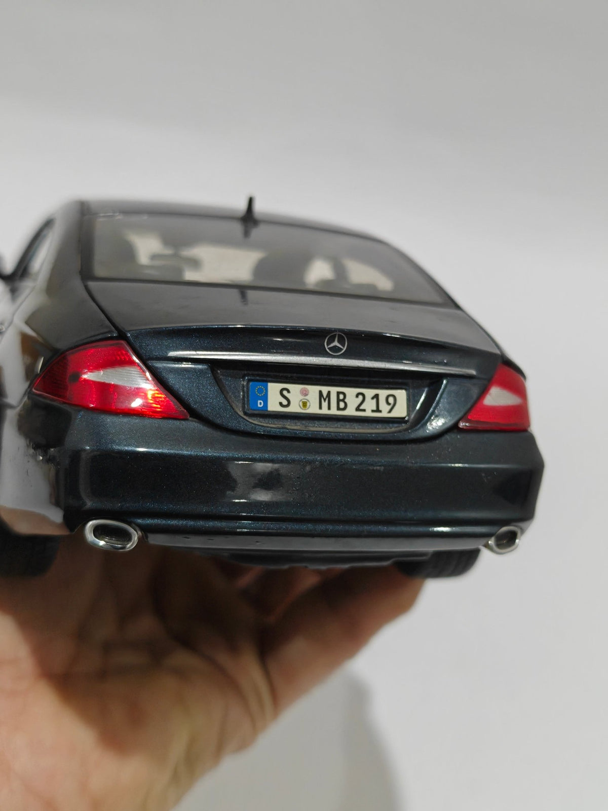 1:18 Maisto Mercedes - Benz CLS (Pre - Owned) - Kinder Logs