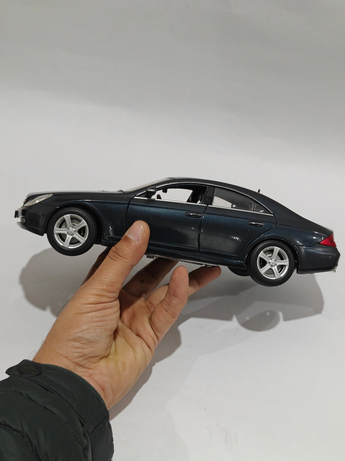 1:18 Maisto Mercedes - Benz CLS (Pre - Owned) - Kinder Logs
