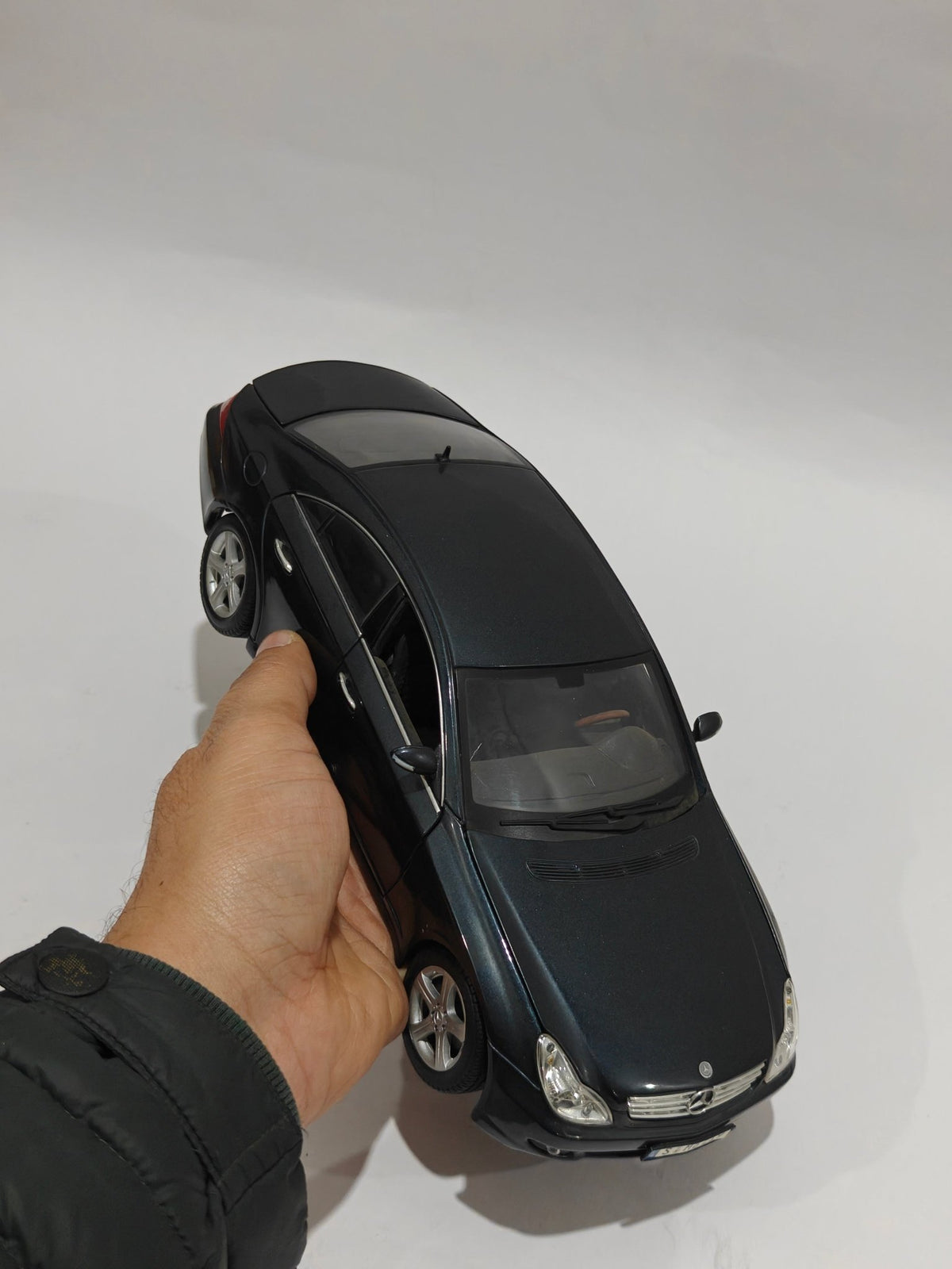 1:18 Maisto Mercedes - Benz CLS (Pre - Owned) - Kinder Logs