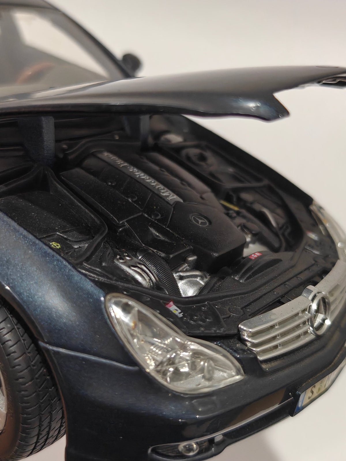 1:18 Maisto Mercedes - Benz CLS (Pre - Owned) - Kinder Logs
